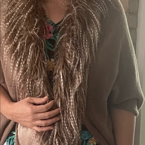 Brown warm cozy gorgeous sweater whit a feather elegant neck - Picture 3 of 3